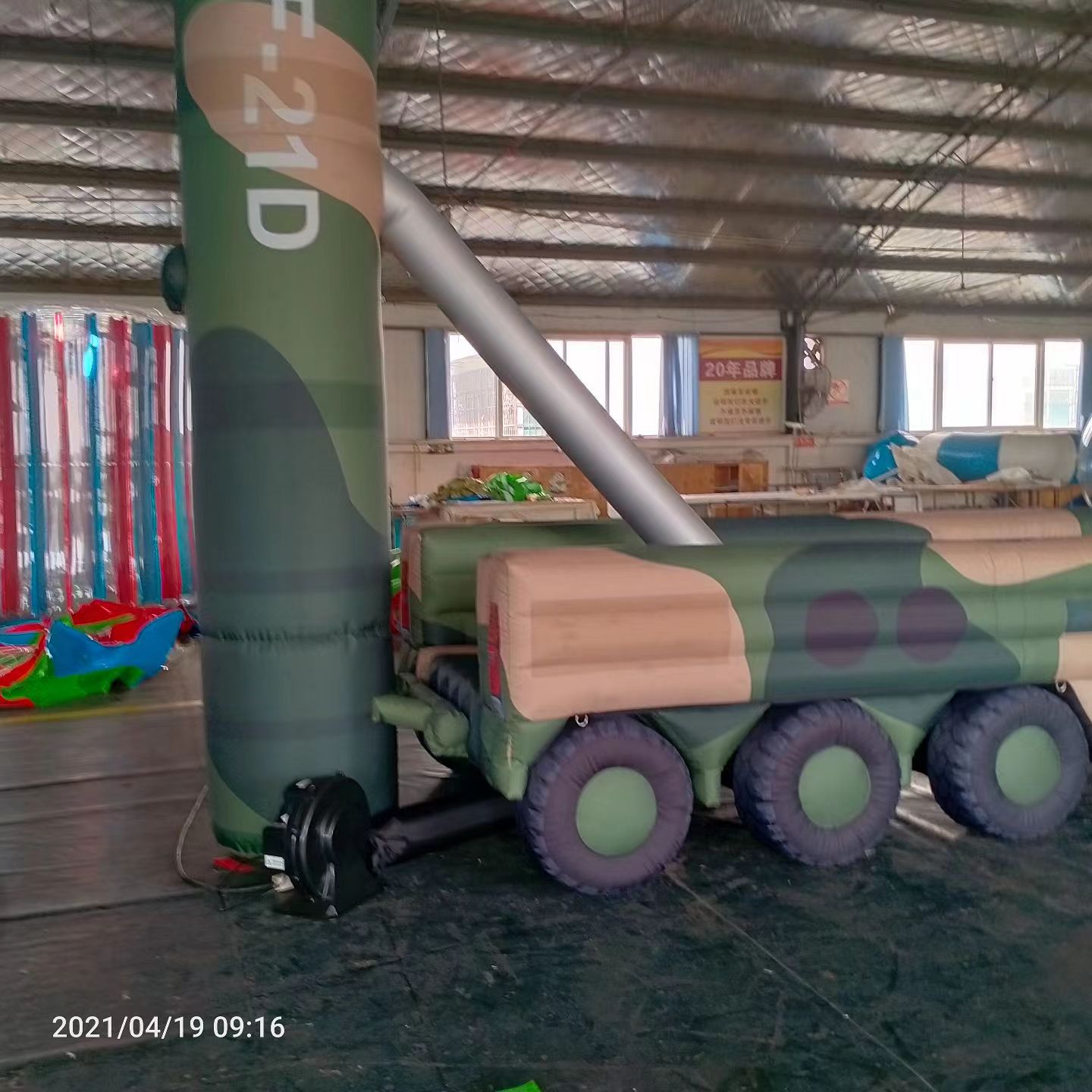 金城江军事演习中的充气目标车辆：模拟发射车雷达车坦克飞机